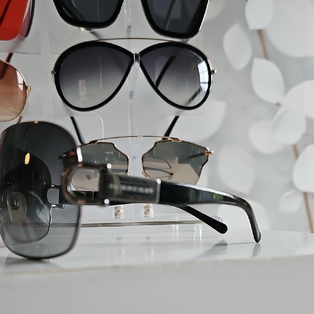 Burberry Black Sunglasses Sleek Design UV Protection - Picture 2 of 4
